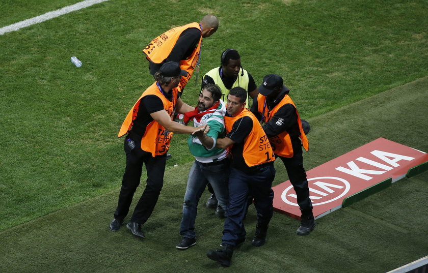 Euro 2016: Kibic wtargnął na boisko w trakcie meczu Turcja - Hiszpania