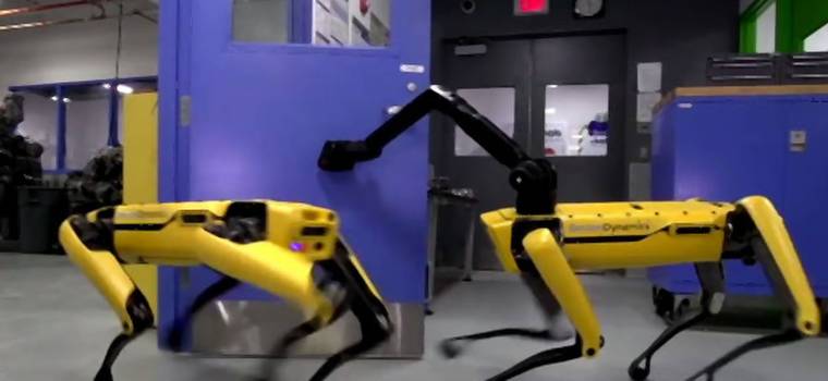 Roboty Boston Dynamics nauczyły się otwierać drzwi i wzajemnie sobie pomagać