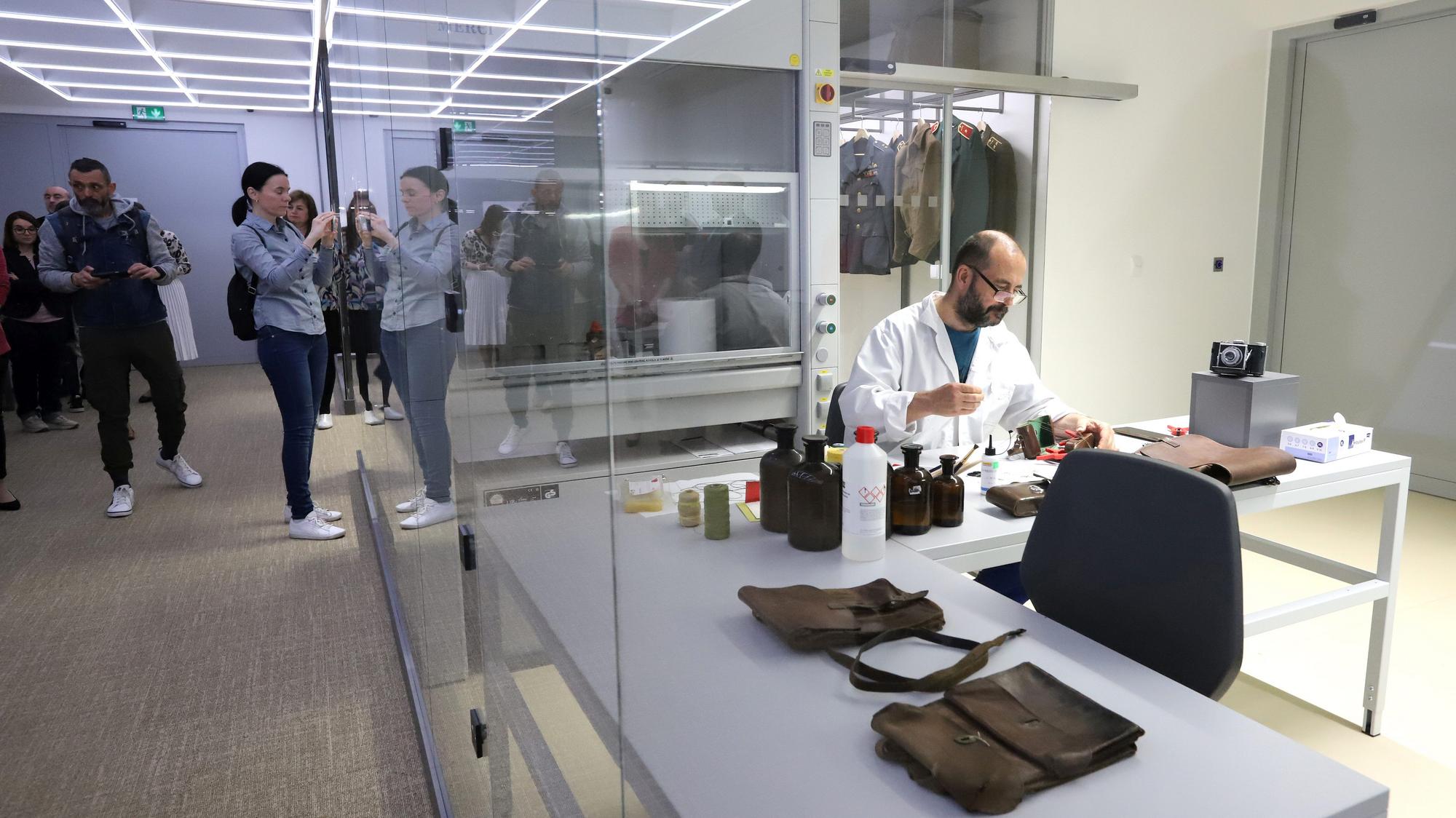 Otvorený depozitár v Múzeu SNP. Návštevníci v ňom môžu vidieť doteraz nevystavené vzácne zbierkové predmety aj prácu konzervátorov.