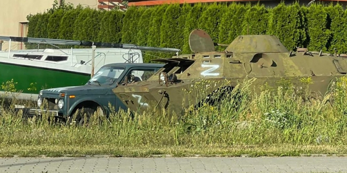 Iława. Prorosyjskie symbole namalowane na starych samochodach. 