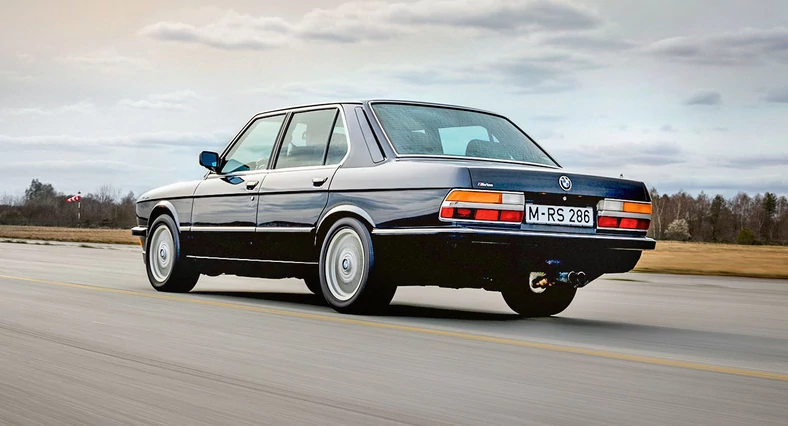 Choć BMW M5 nie ma spoilerów, także przy dużych prędkościach zachowuje stabilność. Rezygnacja z oznaczeń modelu to już szczyt incognito.