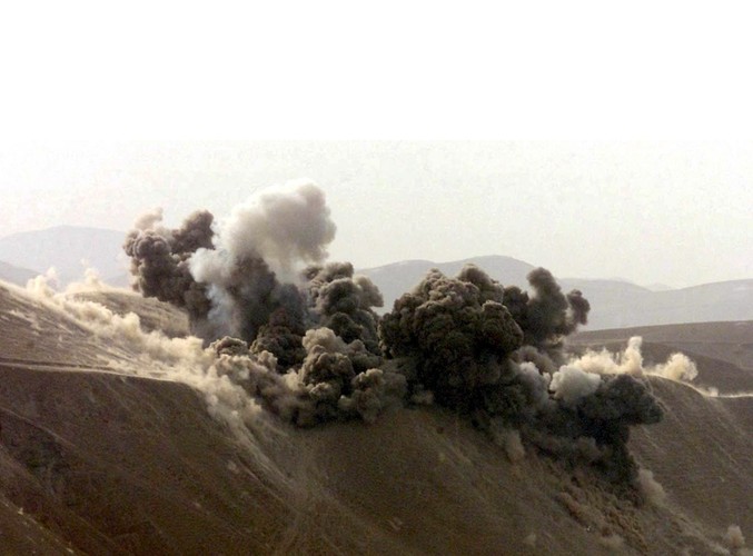 18 listopada 2001, amerykańskie bombowce atakują pozycje Talibów w północnym Afganistanie