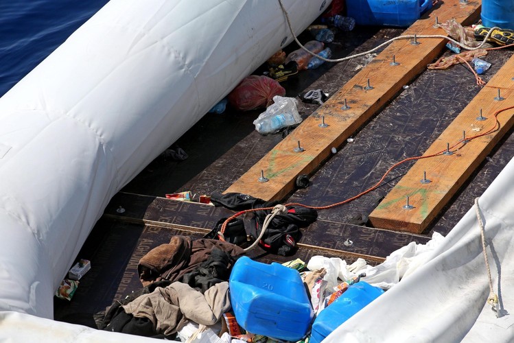 IMIGRANCI PŁYNĄ Z AFRYKI DO EUROPY NA TRATWACH I PONTONACH