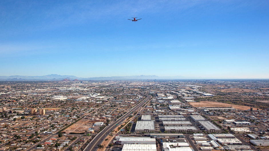 Samolot zbliżający się do lądowania na lotnisku Phoenix-Sky Harbor