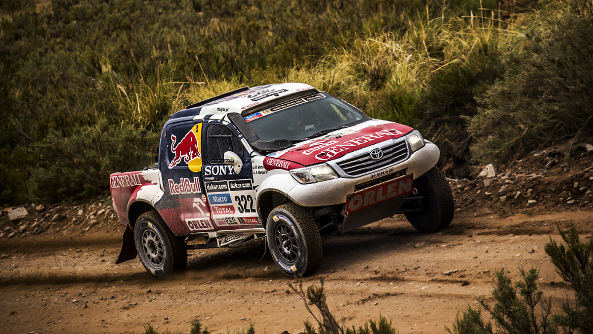 Nasser Al-Attiyah wygrał ósmy etap Dakaru w rywalizacji kierowców samochodowych. Uzyskał czas 2:32.57. Drugie miejsce zajął Stephane Peterhansel, a trzecie Carlos Sainz. Spośród Polaków najlepiej spisał się Krzysztof Hołowczyc (piąta pozycja). Nieźle jechali pozostali Biało-Czerwoni: Martin Kaczmarski (12.), Adam Małysz (16.) oraz Marek Dąbrowski i Jacek Czachor (25.). Kaczmarski oraz Małysz zanotowali awans w klasyfikacji generalnej.