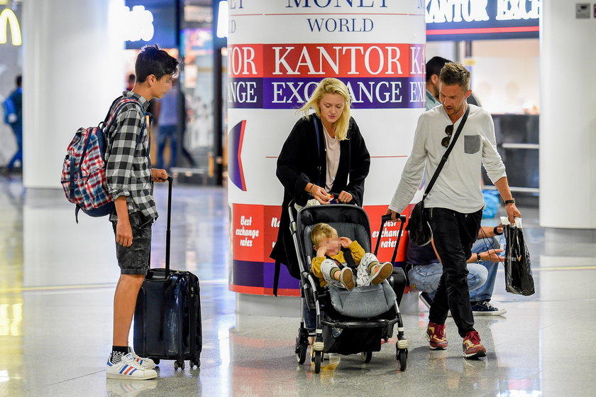 Adam Sztaba z rodziną na lotnisku
