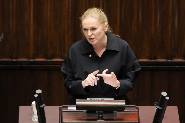 Posłanka KO Barbara Nowacka przemawia na sali obrad Sejmu w Warszawie