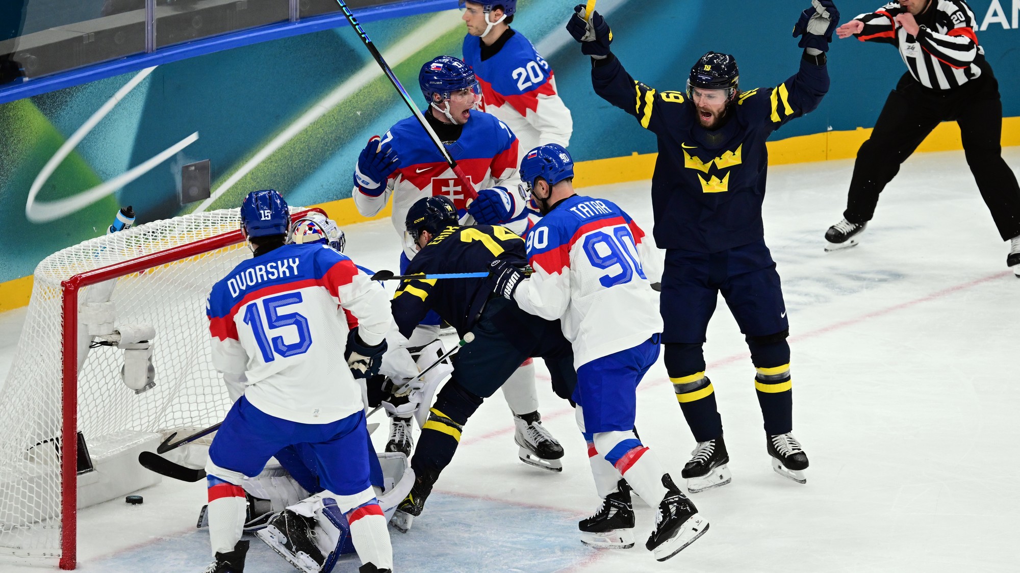 Zľava Dalibor Dvorský (Slovensko), Joel Eriksson Ek (Švédsko), Tomáš Tatar (Slovensko) a  Adrian Kempe (Švédsko) počas gólu. 