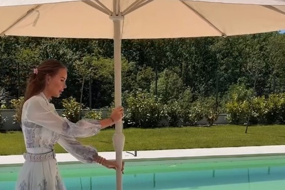 VILA SA BAZENOM VREDI ČITAVO BOGATSTVO Bivša devojka srpskog milionera živi na selu: Ovako izgleda njeno dvorište (Video)