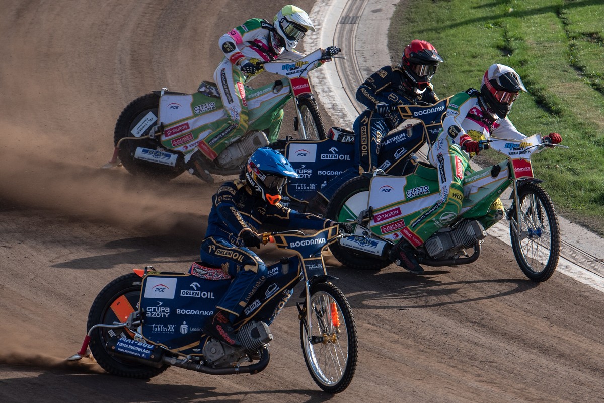 Bartosz Bańbor (kask czerwony) i Mateusz Cierniak (niebieski) z Platinum Motoru Lublin oraz Franciszek Karczewski (biały) i Kacper Halkiewicz (żółty) z Tauronu Włókniarza Częstochowa podczas meczu żużlowej Ekstraligi