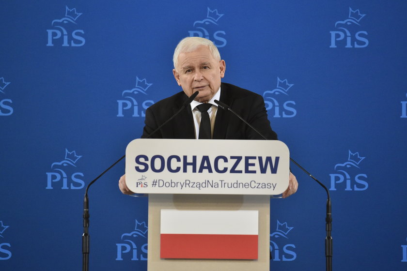 Trzeb rąbnąć pięścią w stół - mówił w Sochaczewie prezes PiS Jarosław Kaczyński (72 l.)