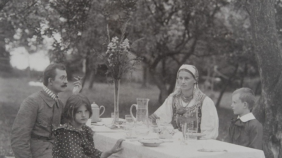 Lucjan Rydel z rodziną około 1910 roku. Jadwiga Rydlowa to Panna z Wesela Wyspiańskiego. Źródło: Polona.pl.