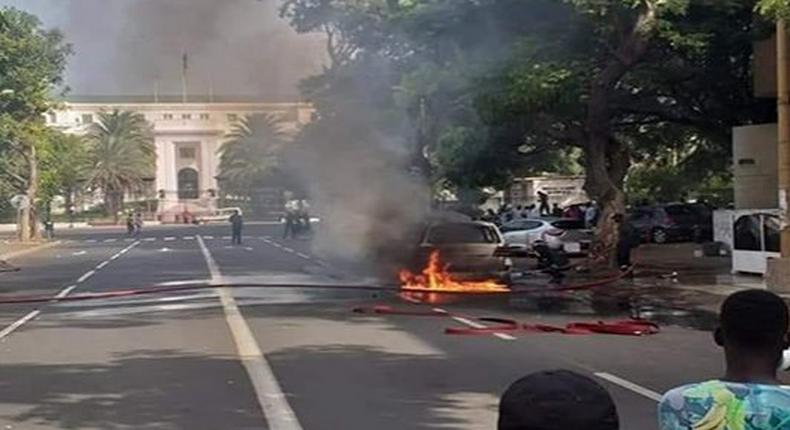 Véhicule en feu près du Palais