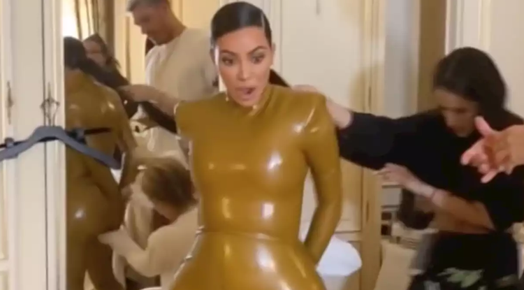 Így passzírozza bele magát Kim Kardashian „enyhén” feszülős latexruhájába - Videó