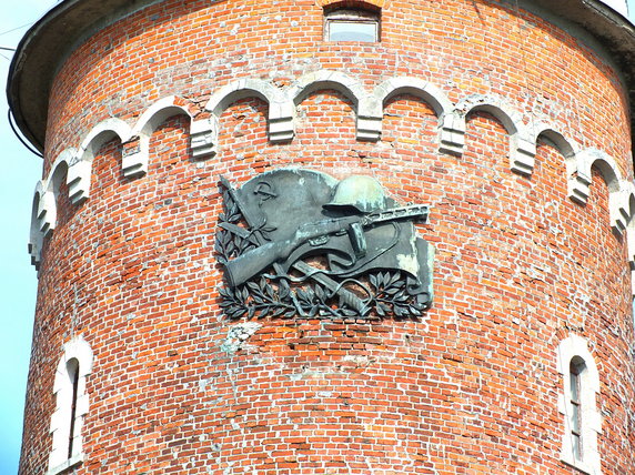 Detal wieży z symbolem komunistycznym - sierpem i młotem. Źródło: Aw58, CC BY-SA 4.0, via Wikimedia Commons