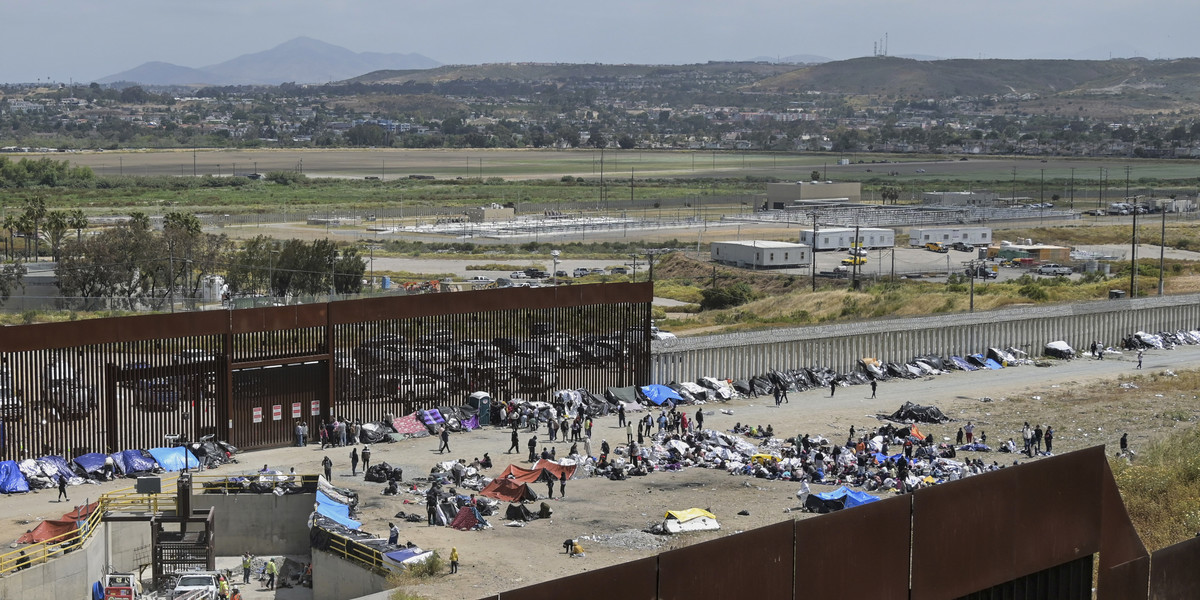 Migranci utknęli między granicą Tijuana i San Diego mając nadzieję na przedostanie się do Stanów Zjednoczonych.