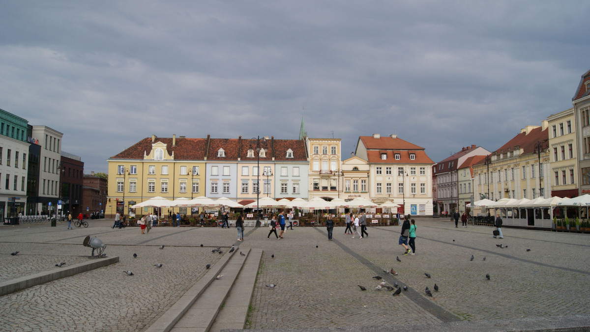 Z okazji Światowego Dnia Walki z Rakiem na Starym Rynku w Bydgoszczy stanął autobus, w którym na zainteresowanych czekają specjaliści. Bydgoszczanie mogą skorzystać z bezpłatnych badań i konsultacji.