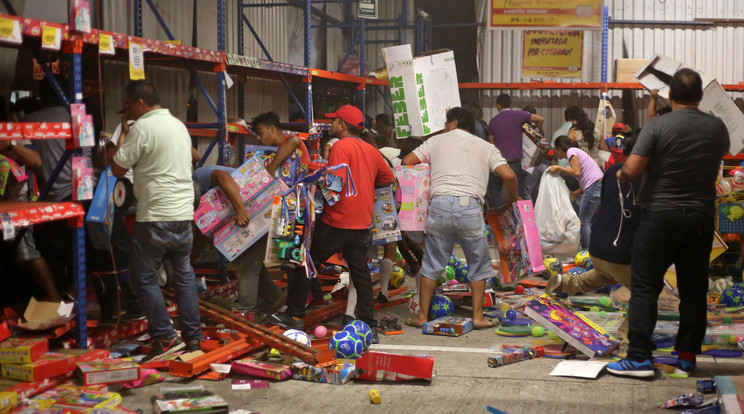 Egy veracruzi áruházban készüült a fotó a tomboló fosztogatókról / Fotó: MTI