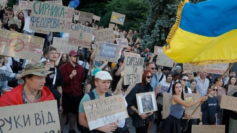 Demonstranti nose transparente Fedorov je ministar odbrane, Ne dirajte ono što radi, Dalje ruke od Fedorova i Vratite Fedorova u centru Kijeva u subotu | Foto: EPA/Shutterstock