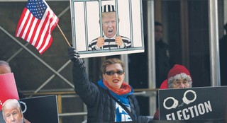 Problemy prawne i aktywizacja wyborców. Trump o krok od aresztowania