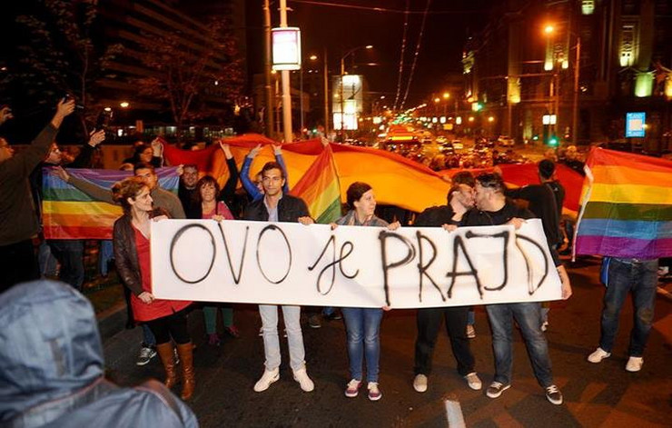 Gej poljubac u centru Beograda: Aktivisti nose transparente i zastave LGBT pokreta na "noćnom Prajdu"