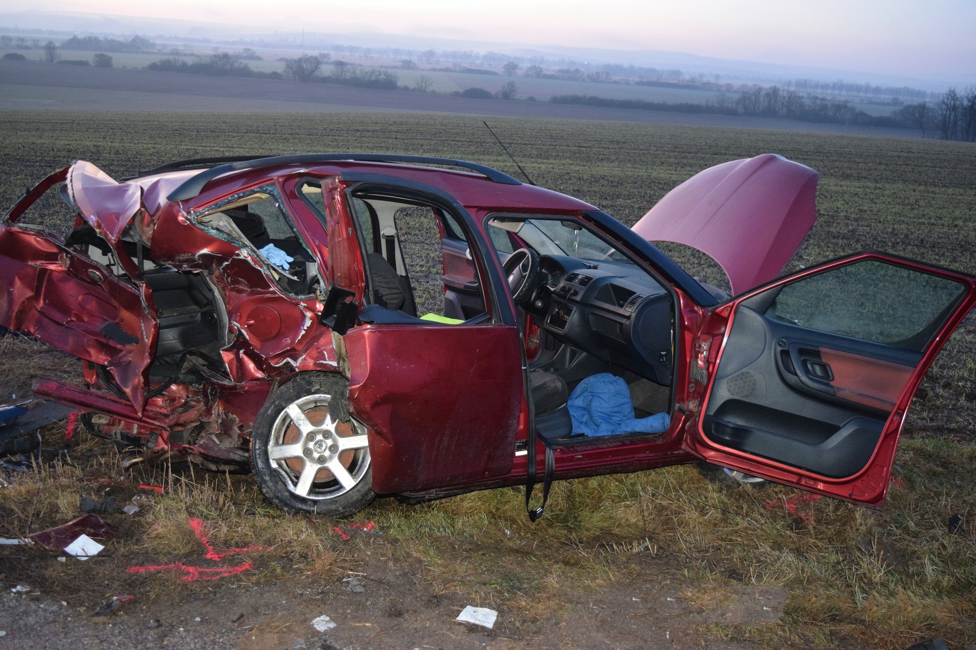 Pri čelnej zrážke dvoch vozidiel neďaleko Nitry sa zranili traja ľudia.