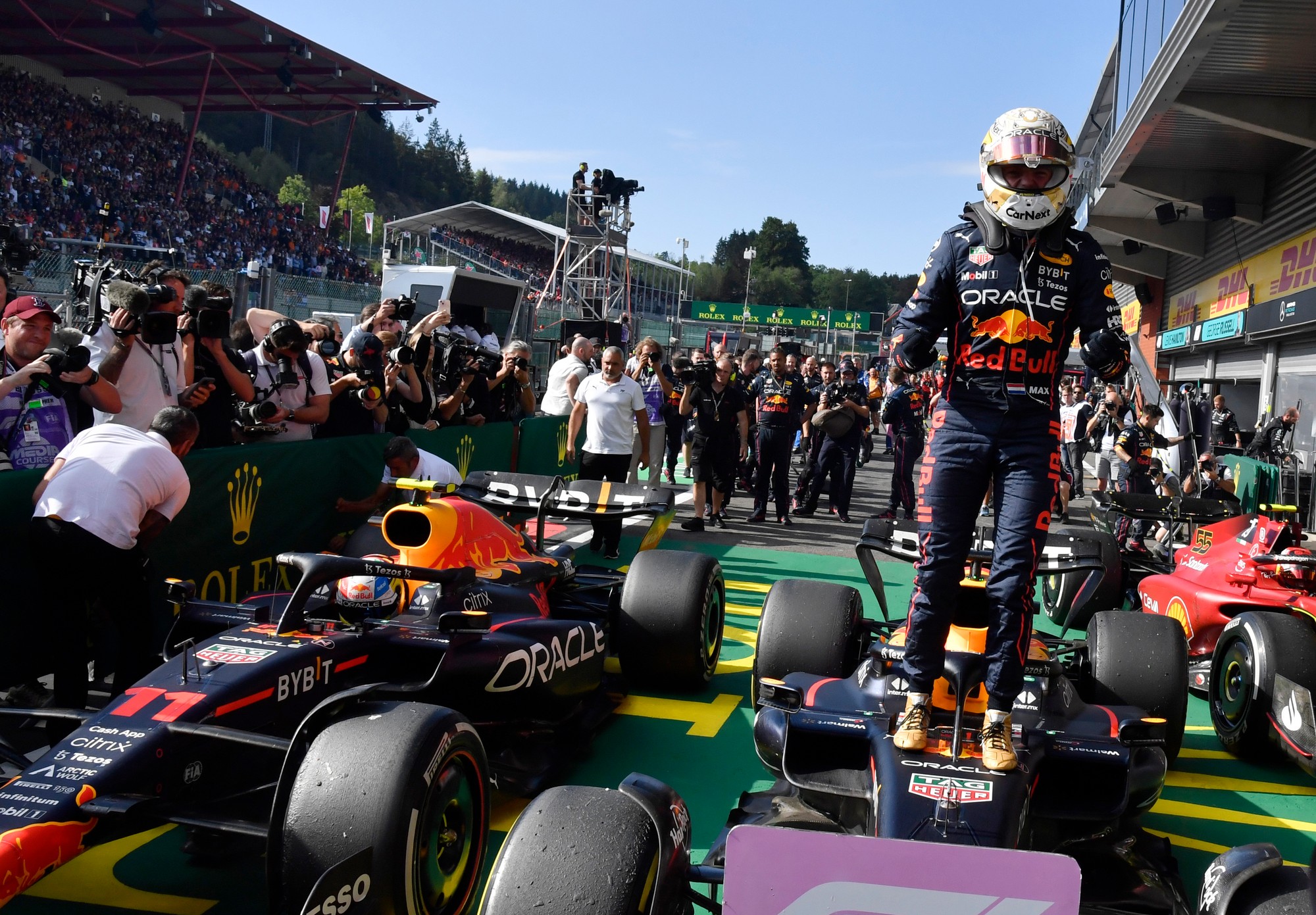Holandský pretekár Max Verstappen z tímu Red Bull sa teší po triumfe na Veľkej cene Belgicka.