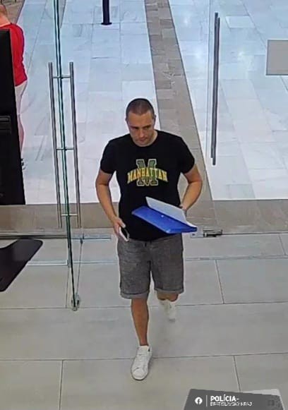 Polícia hľadá muža, ktorý získal úver v banke v cudzej identite.