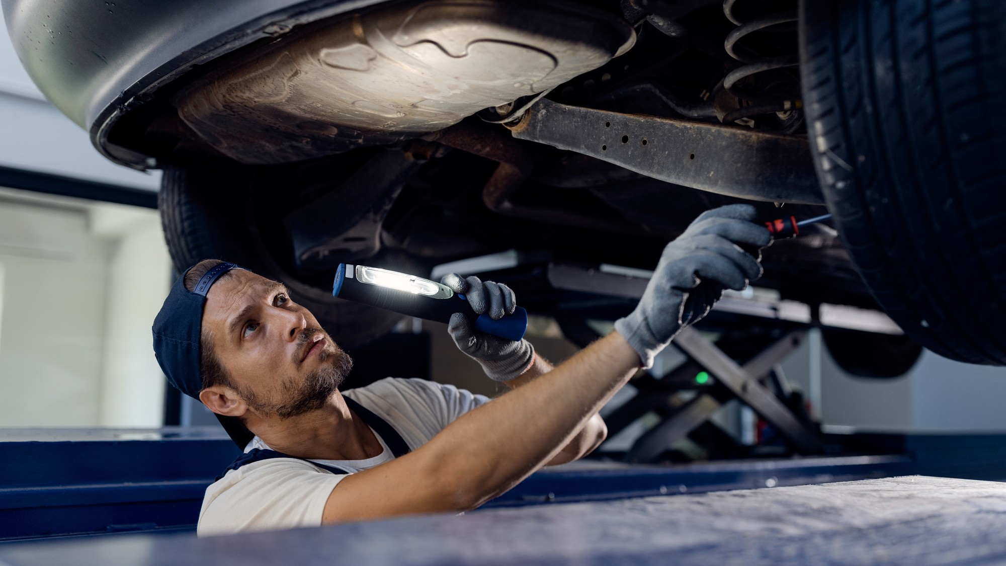 Detailná kontrola podvozku vozidla na stanici technickej kontroly.