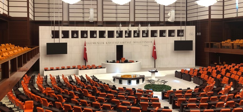 Turecki polityk zagroził Izraelowi gniewem Allaha, po czym dostał zawału serca. Niepokojące nagranie