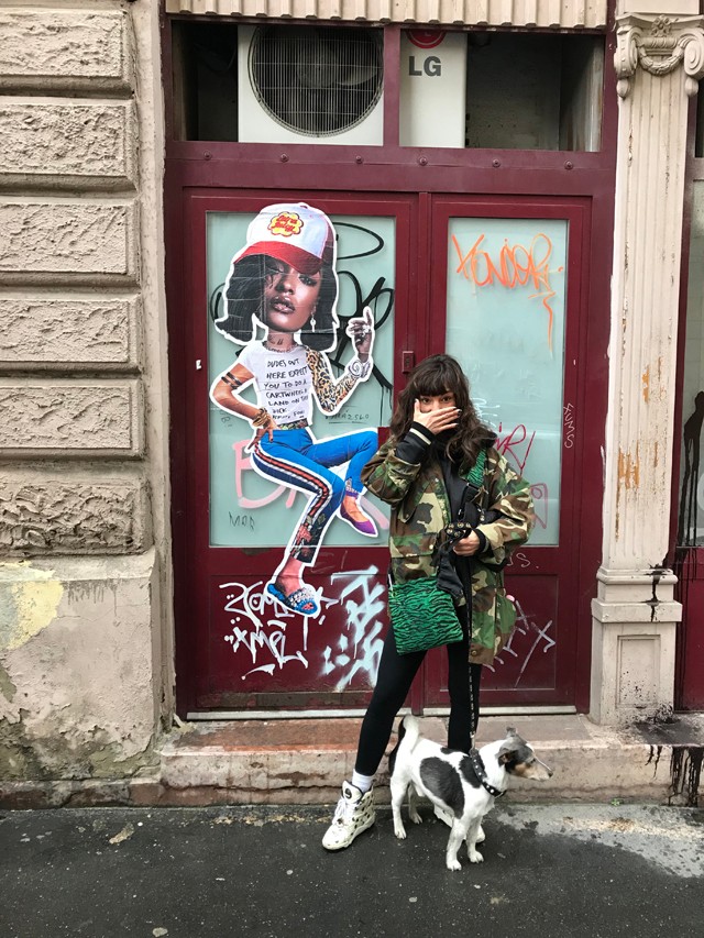 Találkoztál már Budapest utcáin a trendi, falra ragasztott babákkal? Most megtudhatod, ki készíti őket