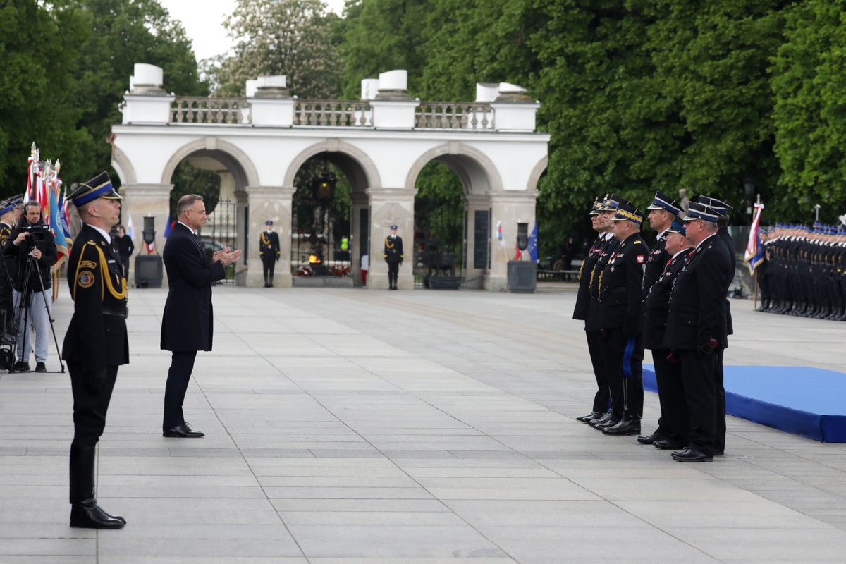 Prezydent RP Andrzej Duda podczas centralnych obchodów Dnia Strażaka na Placu Marszałka Józefa Piłsudskiego w Warszawie.