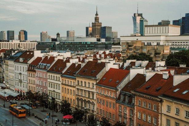 Liczba cudzoziemców wykonujących w Polsce pracę wyniosła w końcu maja 982,9 tys. - podał GUS.