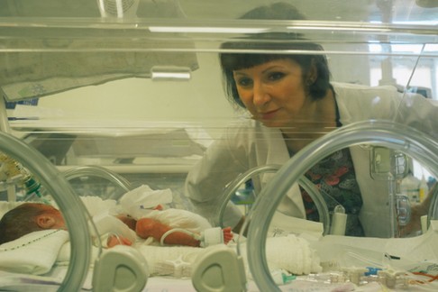 Prof. Marzena Dębska, ginekolog-położnik i perinatolog, z małym pacjentem na Oddziale Neonatologicznym Szpitala Bielańskiego w Warszawie.