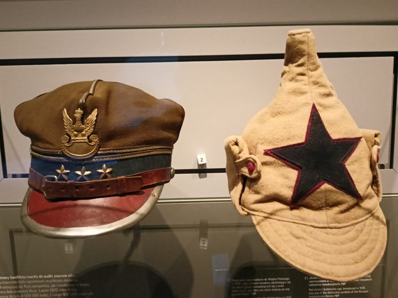 Czapki żołnierzy Polskich po lewej i bolszewickich po prawej