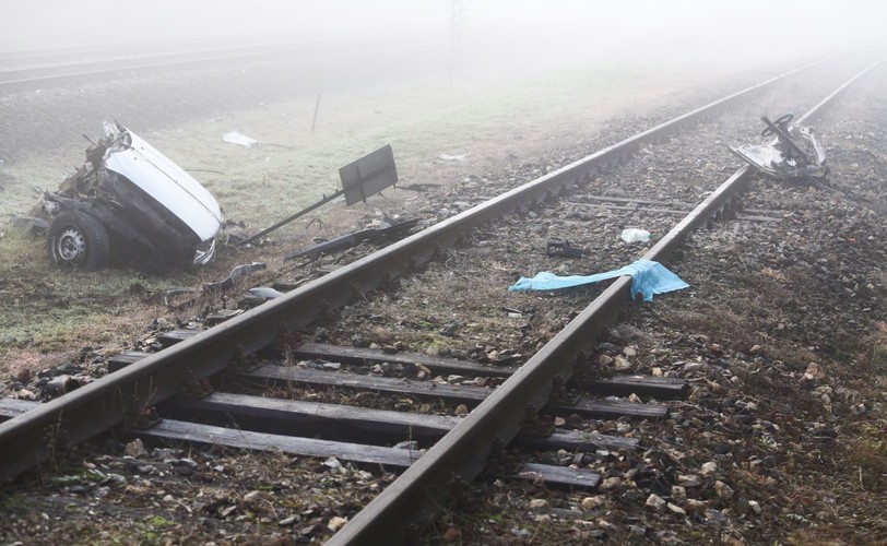 Na przejeździe kolejowym auto wjechało pod pociąg