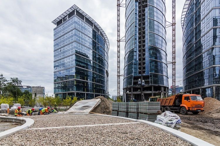 Na Placu Europejskim zasadzono już około 80 drzew ze 140 planowanych. Pojawiły się m.in. metasekwoje, cypryśniki błotne i glediczje sprowadzone z Niemiec.  Trwają też prace nad tworzeniem instalacji wodnych – jeziorka, strumieni i fontann. Między zasadzonymi orientalnymi drzewami, przez całą długość placu, płynąć będzie kaskadowy strumień.