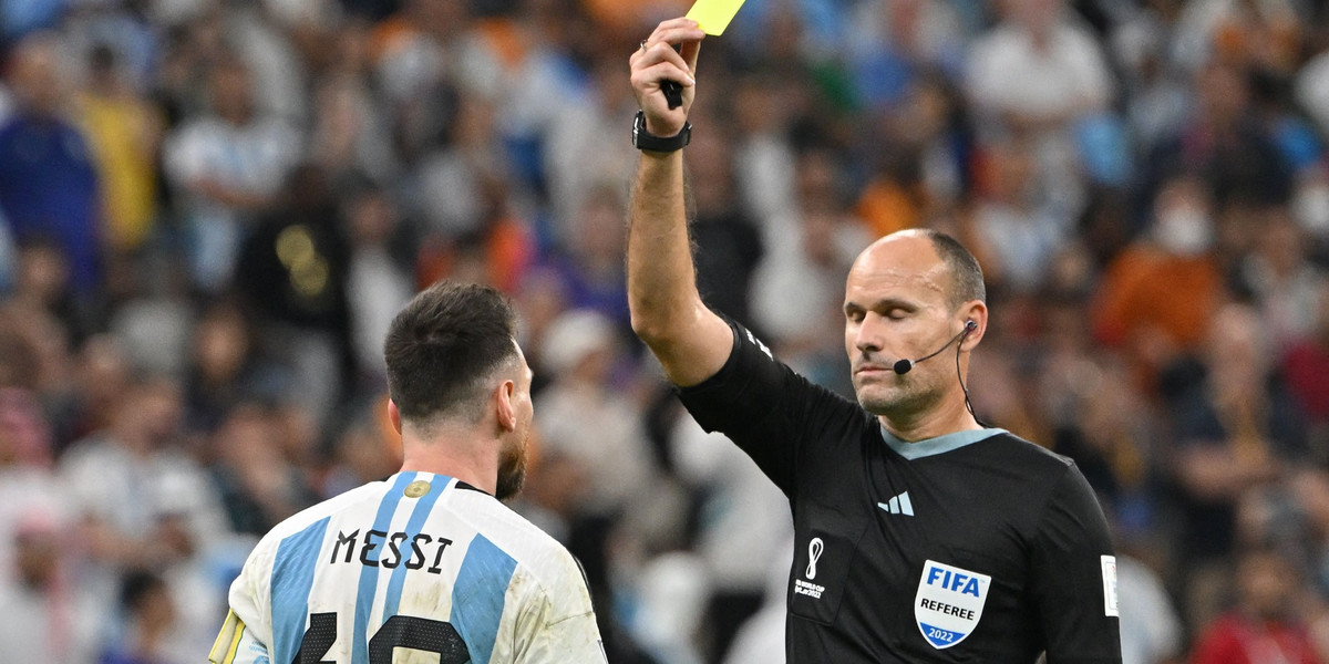 Mateu Lahoz pokazał aż 17 żółtych kartek w meczu Argentyna-Holandia. 