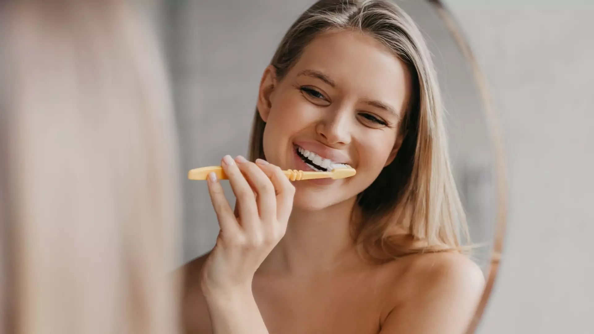 Coraz więcej Polaków w ogóle nie myje zębów. O higienę bardziej dbają kobiety