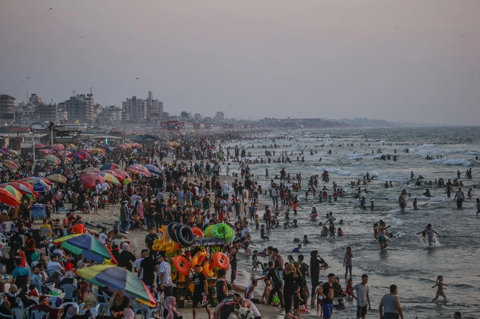Gaza je među najgušće naseljenim područjima u svetu: Palestinci na plaži u Gaza Sitiju 19. avgusta 2022.