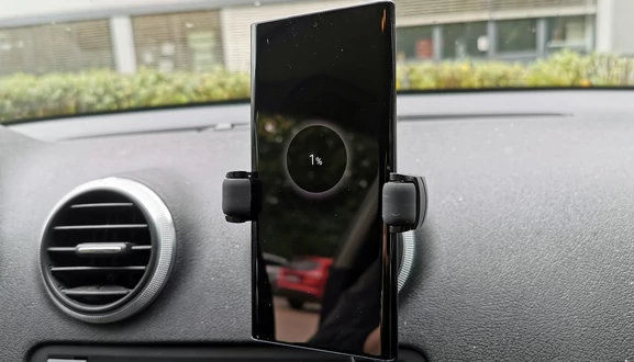 Handyhalterung im Auto: Sicherer Halt für das Smartphone ab 10