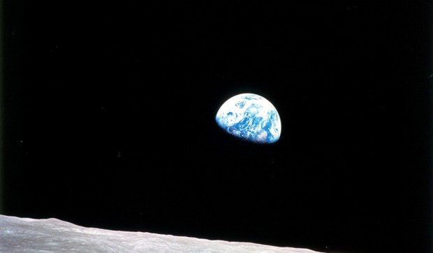 Fotografija Zemlje iz prve misije na Mesec sa ljudskom posadom "Apolo 8" koja je u lunarnu orbitu ušla 24. decembra 1968.