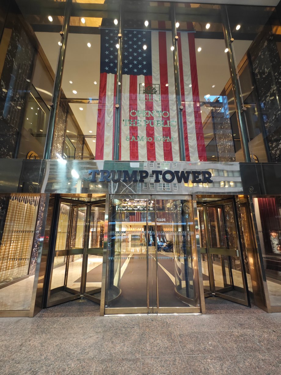 Wejście do Trump Tower.