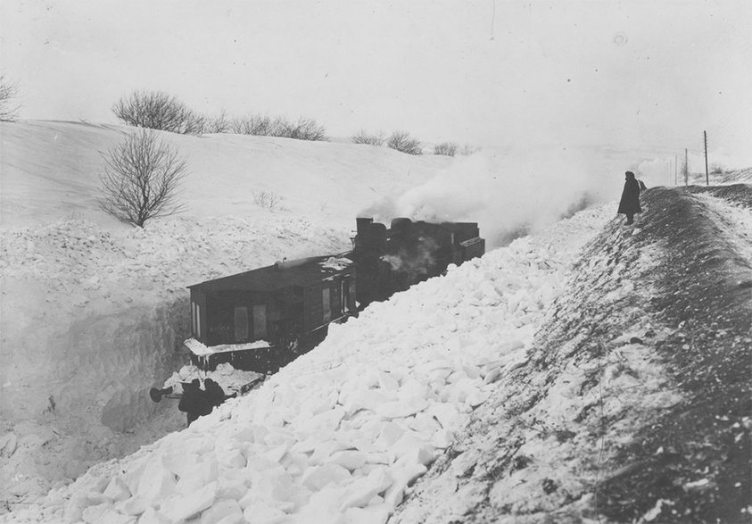 Odśnieżanie torów na trasie Lwów-Tarnopol. 1929 rok.