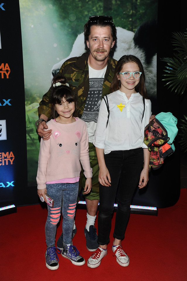 Bartosz Obuchowicz z dziećmi na premierze filmu "Pandy 3D"