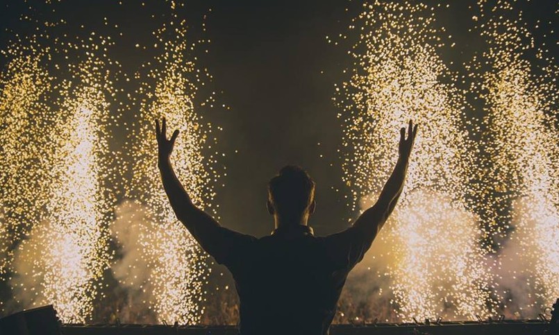 Tyle samo Harris miał na swoim koncie rok wcześniej, ustanawiając rekord zarobków wśród DJ-ów. Nieco gorszymi dochodami mogą pochwalić się David Guetta i Tiësto, na których konta w ostatnim roku wpłynęło odpowiednio 37 i 36 milionów dolarów. Oto lista najlepiej zarabiających DJ-ów: