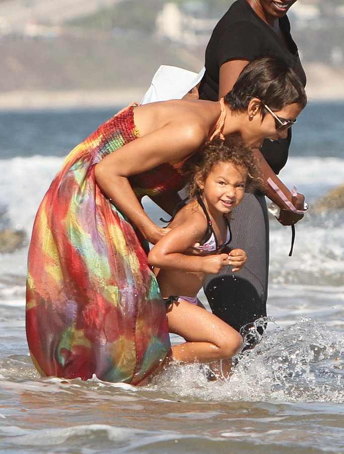 Halle Berry z córką Nahlą na plaży w Malibu