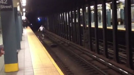Metrósíneken próbált menekülni a rendőrök elől egy férfi - videó