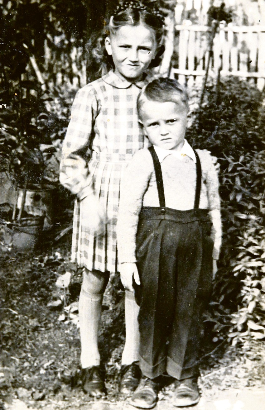 Prva slika u životu sa sestrom Radmilom