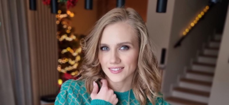 Duży stół, kanapy, modne tapety. Tak mieszka Agnieszka Kaczorowska-Pela [FOTO]